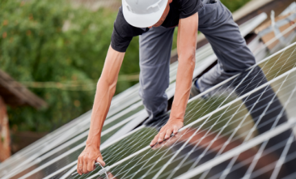 施工中　太陽光パネル　写真