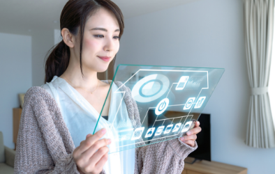 女性　液晶を見る　写真