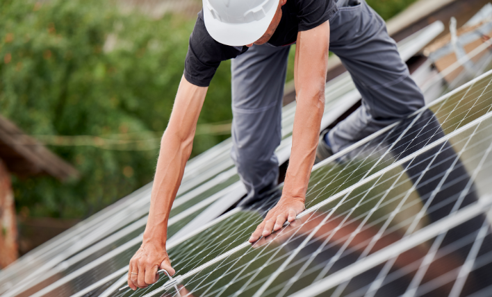 施工中　太陽光パネル　写真