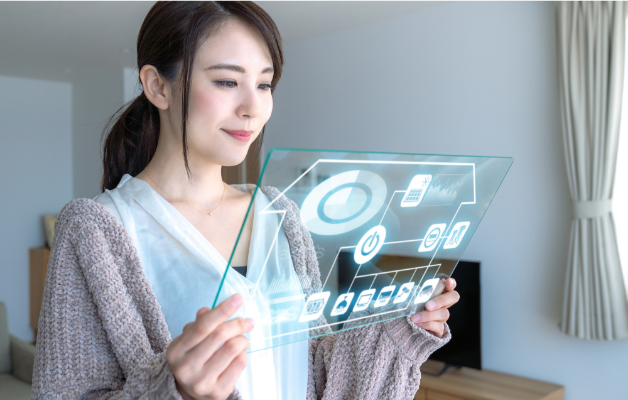 女性　液晶を見る　写真